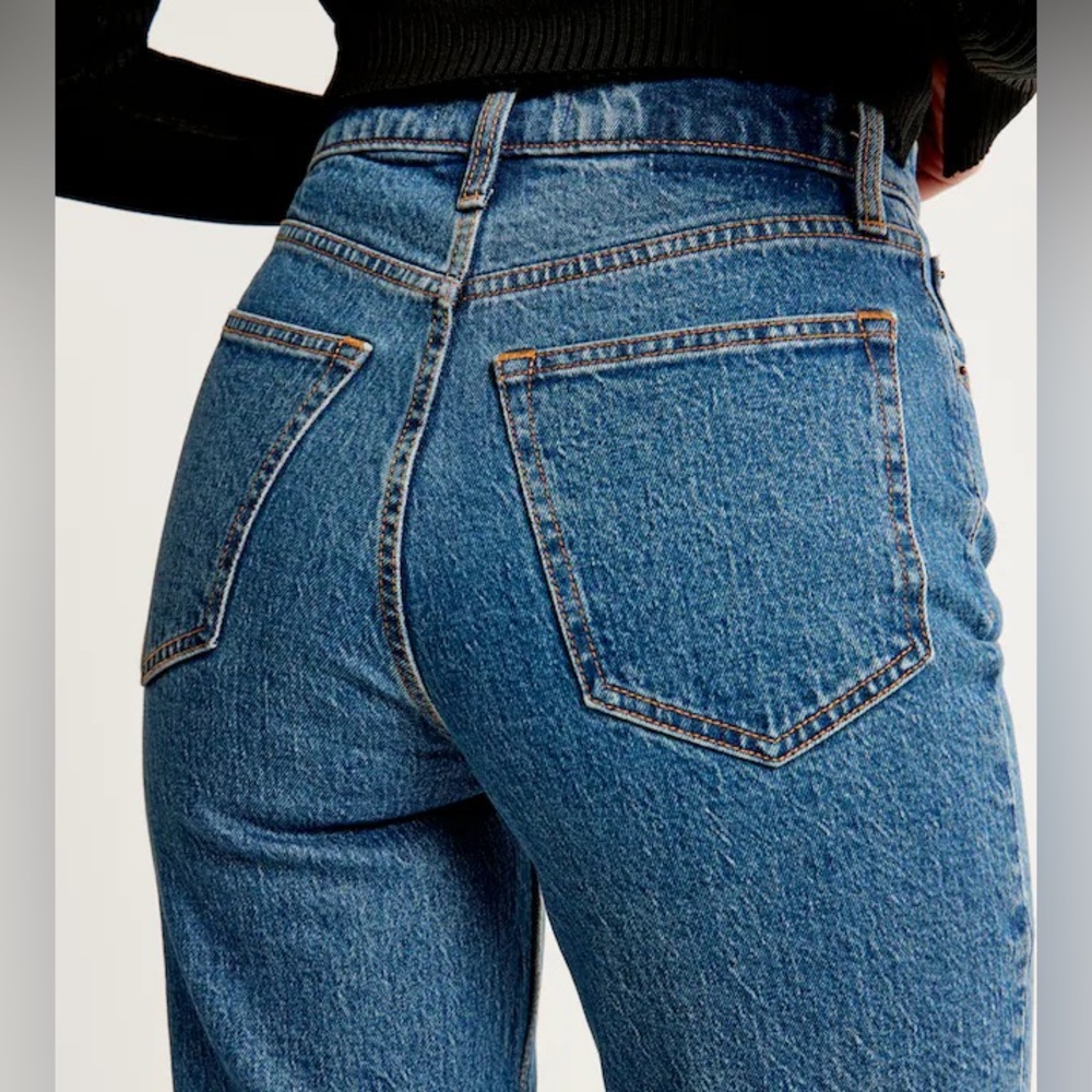 Abercrombie jeans lightly worn! Ultra High Rise 90s Straight Jean. Dark blue